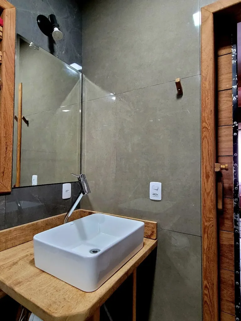 Banheiro com acabamento em porcelanato