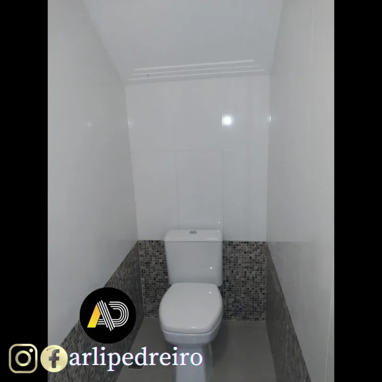Banheiro com revestimento em porcelanato